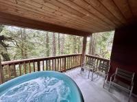 Cozy 2 Bedroom Waterfront Cottage With Hot Tub! - Ferienwohnung