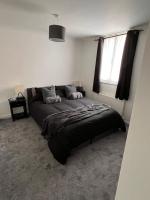 Zimmer mit Kingsize-Bett