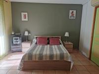 B&B Millas - Chambre spacieuse avec bureau et balcon - Bed and Breakfast Millas