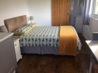 B&B Bridport - Stargazer Modern shepherd hut with hot tub - Bed and Breakfast Bridport