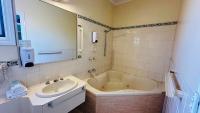 Habitación con cama extragrande y bañera de hidromasaje