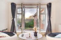 B&B Brentford - 3-Bedroom Penthouse, Brentford, Free Parking - Bed and Breakfast Brentford