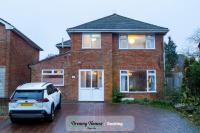 Four Bedroom Spacious House By Dreamy Homes Short Lets And Serviced Accommodation with Free Parking Near Salisbury City Centre - Ferienwohnung