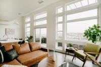 B&B Denver - Stunning Penthouse Loft with Private Deck - Espadin Lohi - Bed and Breakfast Denver