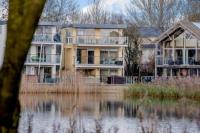 Wren Lodge HM11 HOT TUB Lakeside Spa Property - B&B Somerford Keynes