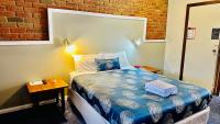 Habitación con cama grande y bañera de hidromasaje