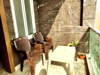 Premium Homestay Near Banke Bihari Ji with Power Backup - Free WiFi - Washing Machine etc - B&B