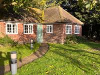 B&B Sittingbourne - Green Cottage in grounds of Grade II* Frognal Farmhouse - Bed and Breakfast Sittingbourne