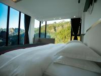 Suite con cama grande y vistas a la piscina
