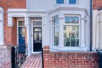 3 Bed Stunning Design Townhouse Retreat in Southsea, Sleeps 8, Chic and Spacious - by Blue Puffin Stays - B&B