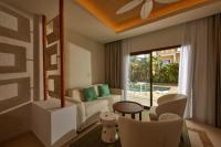 Junior Suite Deluxe Swim Up (3 Adults + 1 Child)