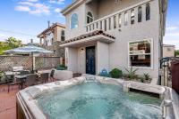 Massive Beach Home w Stunning Rooftop, Parking, Spa, AC & Bay Views! - Bed and Breakfast San Diego
