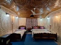 B&B Srinagar - Houseboat Young Snow View Front Line Dal Lake - Bed and Breakfast Srinagar