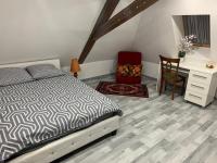 Chambre rustique avec double lit et sa salle de bain privée - B&B