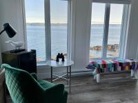 Zimmer mit Kingsize-Bett und Meerblick