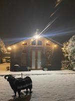 FAIRVIEW FARM Holiday Accommodation 14 Luxury Lodges, Cabins, Dog Friendly, Suitable for Couples, Families and Groups, Wedding Guests , Corporate events, Sleeps 2-65 guests in Ravenshead, Nottingham near Sherwood Forest, set in 88 acres - Chambres d’hôtes Nottingham