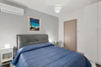 Habitación con cama extragrande y balcón