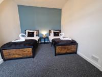 B&B Merthyr Tydfil - 3 bedroom Urban Retreat Near Bike Park Wales - Bed and Breakfast Merthyr Tydfil