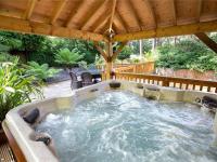Hot Tub/Football Court/Sleeps 12/Luxury Villa - Chambres d’hôtes Parkstone