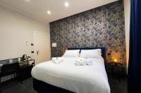 Zimmer mit Kingsize-Bett und Balkon