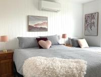 Zimmer mit Queensize-Bett und eigenem Bad