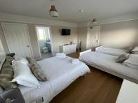 Quadruple Room with Private Bathroom