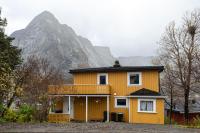 Cozy House By The Fjord In The Heart Of Lofoten - Chambres d'hôtes Reine