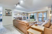 Walk to Lifts! 'SnowDogs' Breck Condo w/ Fireplace - Chambres d'hôtes Breckenridge