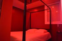 Habitación con cama grande y bañera de hidromasaje