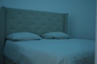 Zimmer mit Queensize-Bett und Whirlpool-Badewanne