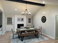 Beautiful Home. W/Hot Tub. Great Location - Bed and Breakfast Taylors