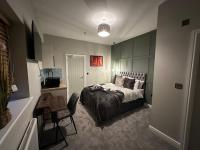 The City Centre Studios - Peterborough - Contractor Friendly - Free WiFi - Smart TV - Desk Space - Well Designed - Ideal for Long Work Stays - B&B