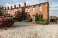 Thrushley Cottage - sleeps 7 - with roof terrace - B&B Middlestown
