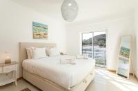 Modern 1BR Apartment in Central Albufeira with Balcony & Parking, by Hopstays - Chambres d'hôtes Albufeira