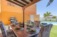 LUXURY VILLA with sea view, heated pool - Chambres d’hôtes Arona