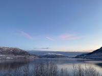 Gårdsovernatting med fjell og fjord! - Chambres d’hôtes Årak