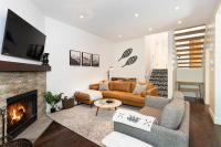 Crystal Ridge 13 | Designer Gem, Walk/Bus to Skiing, Private Hot Tub & Garage, Boot Heaters - B&B