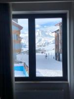 Apartment with Mountain View