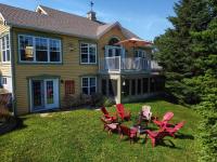 Stunning Waterfront Chalet A Lot Of Natural Light - Chambres d'hôtes Saint-Zénon