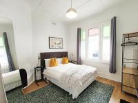 Stylish Queen Room 1Min Walk to Station 5Min to City 10Min to Airport - Chambres d'hôtes Sydney