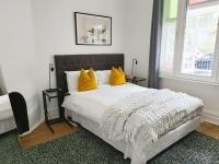 Stylish Queen Room 1Min Walk to Station 5Min to City 10Min to Airport - Chambres d'hôtes Sydney