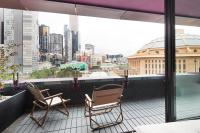 Urban Artistry Loft - A Haven Above the Bustle - B&B Melbourne