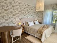 Suite con cama grande y balcón