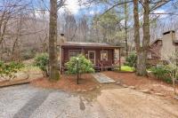 Picturesque Riverside Cabin with Fireplace and Porch - Chambres d'hôtes Blowing Rock