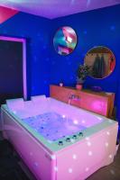 Capsule Boogie-Woogie - JACUZZI - SAUNA - BILLARD - JEUX - ECRAN GÉANT - FILET SUSPENDU - NETFLIX - B&B La Louvière