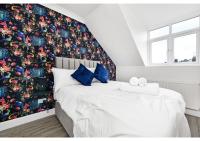 B&B London - Awesome Loft Flat - Seconds to London’s Best Park! - Bed and Breakfast London