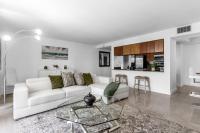 Central 2 bed Apartment with a Pool & Gym- Free Garage Parking - B&B Miami
