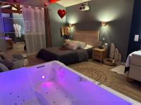Mas Hinaiti - Suite romantique avec Spa et écran géant de cinéma - B&B Montpellier