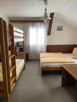 Vierbettzimmer mit Gemeinschaftsbad