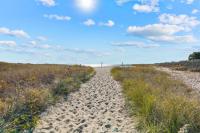 Cozy Spacious Home Walk to the Beach and 1 Mile to Downtown Hyannis - Chambres d'hôtes Barnstable